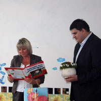 Wręczenie upominków podczas otwarcia CRDZ Wesoły Uśmiech