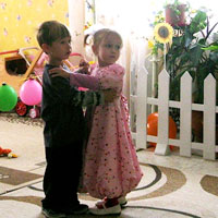 Dzieci tańczą walca w przedszkolu prywatnym Wesoły Uśmiech